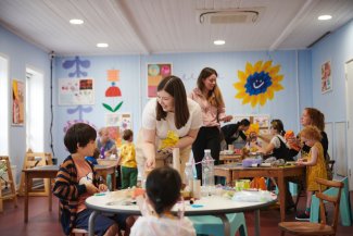 Broadway Gallery Letchworth Garden City - Children playing with arts & crafts